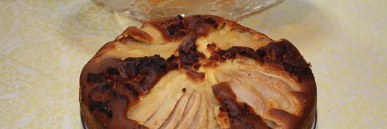 Шарлотка с грушами и орехами