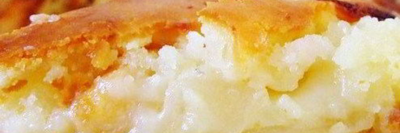 Шарлотка с яблоками, бананами и корицей