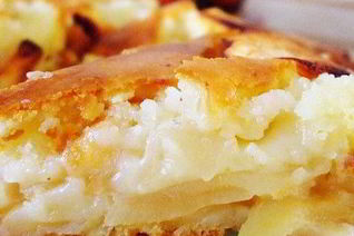 Шарлотка с яблоками, бананами и корицей