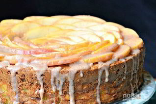 Шарлотка с яблоками и глазурью