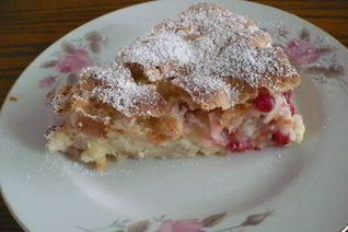 Шарлотка с яблоками и клюквой в духовке