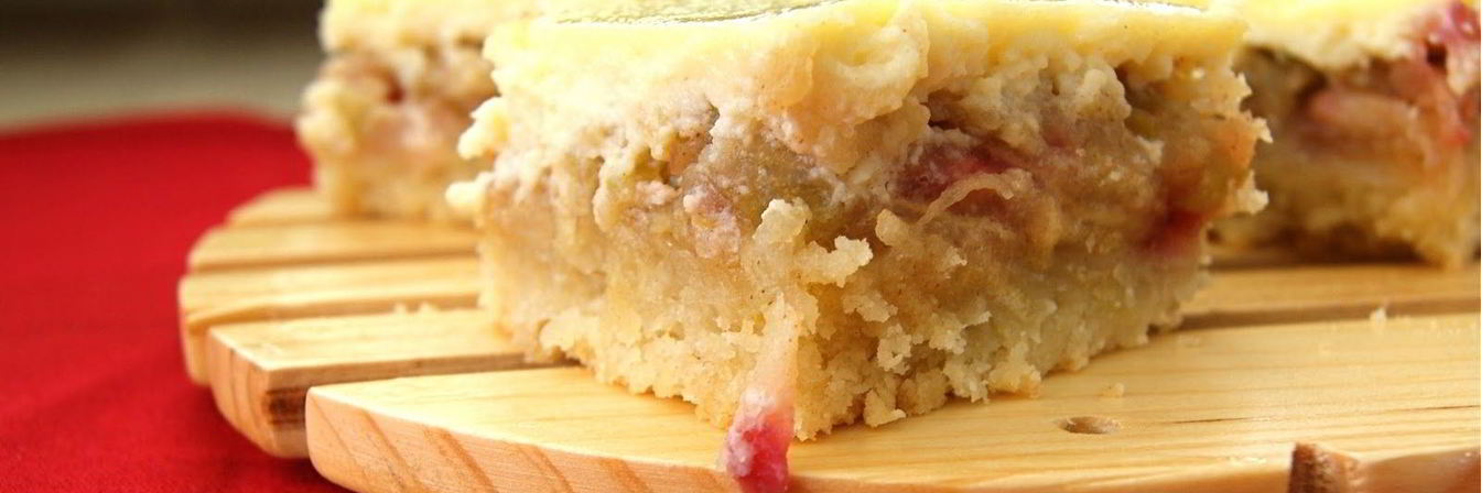 Шарлотка с яблоками и творогом