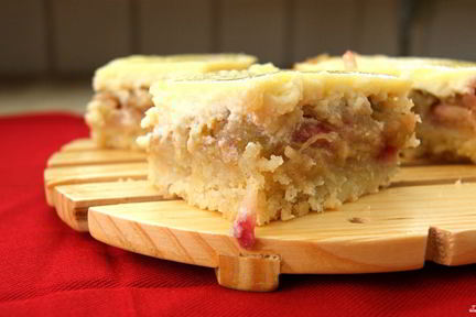 Шарлотка с яблоками и творогом