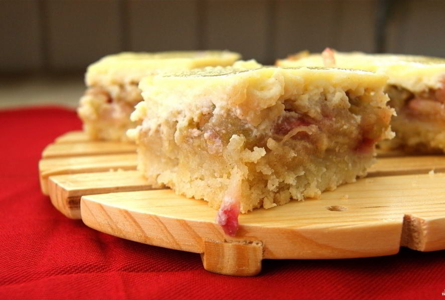 Шарлотка с яблоками и творогом