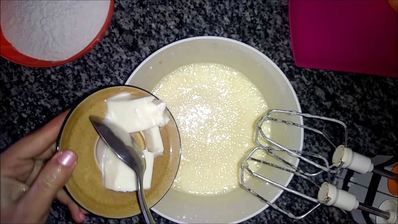 шарлотка с яблоками на кефире