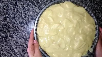 шарлотка с яблоками на кефире