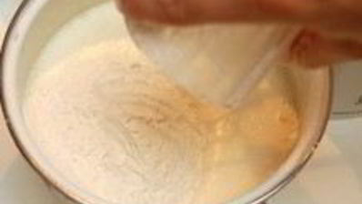 шарлотка с замороженными яблоками