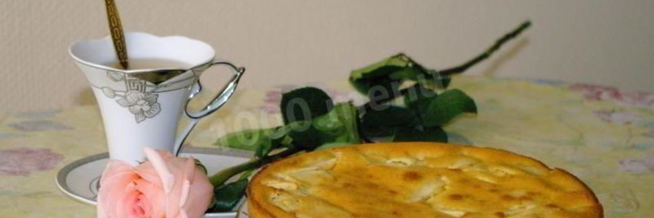 Шарлотка со сметаной с яблоками