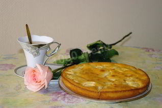 Шарлотка со сметаной с яблоками