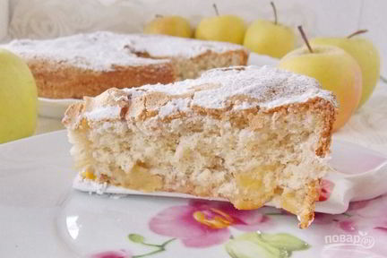 Шарлотка в духовке с яблоками