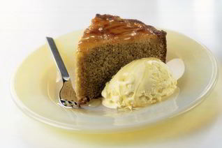 Яблочная шарлотка с медом и корицей