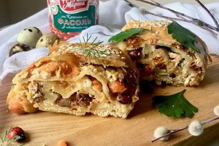 Штрудель с лососем, фасолью и рикоттой