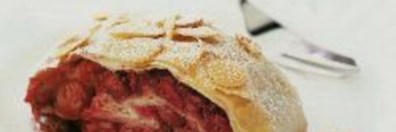 Вишневый штрудель с миндалем из теста фило