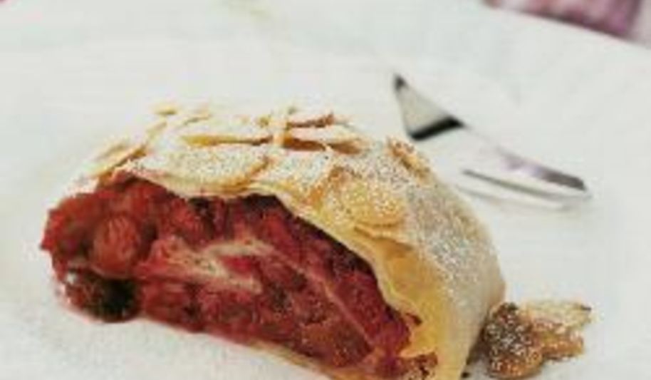 Рецепт вишневого штруделя с миндалем из теста фило