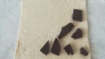 слоеные конвертики с бананово-шоколадной начинкой