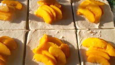 слоеные конвертики с персиком