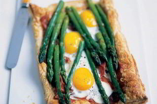 Слойки с беконом, яйцом и спаржей
