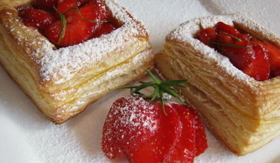 Рецепт слоек с клубникой в розмариновом меду