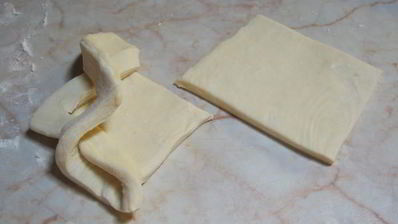 слойки с клубникой в розмариновом меду