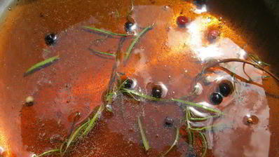 слойки с клубникой в розмариновом меду