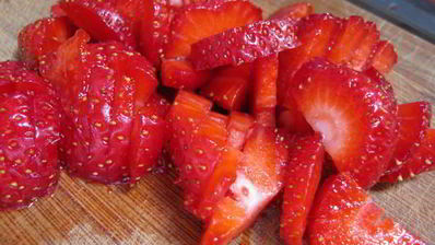 слойки с клубникой в розмариновом меду