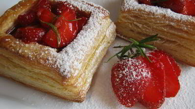 слойки с клубникой в розмариновом меду