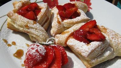 слойки с клубникой в розмариновом меду