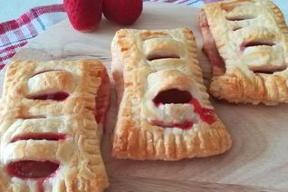 Слойки с клубникой