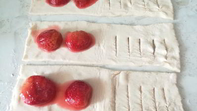 слойки с клубникой