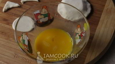 слойки с сыром из готового слоеного теста