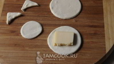 слойки с сыром из готового слоеного теста