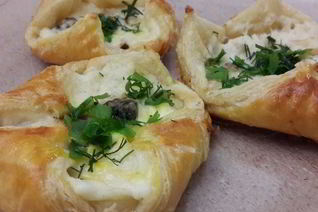 Слойки с сыром, курицей, грибами и соусом бешамель