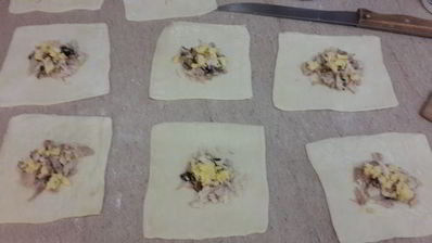 слойки с сыром, курицей, грибами и соусом бешамель