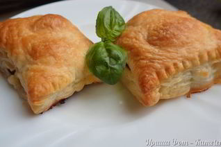 Слойки с томатами и моцареллой