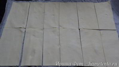 слойки с томатами и моцареллой