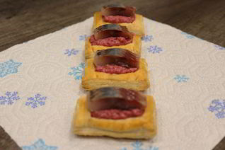 Слойки со свекольным песто и селедкой