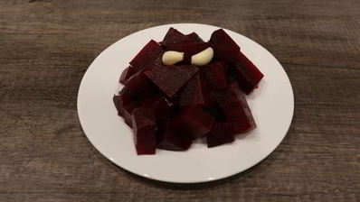 слойки со свекольным песто и селедкой