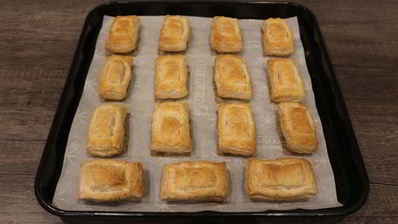 слойки со свекольным песто и селедкой