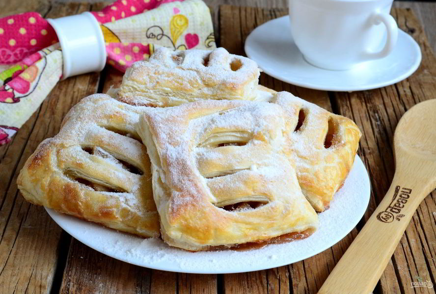 Сочные слойки с яблоками