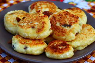 Сырники из творога с изюмом
