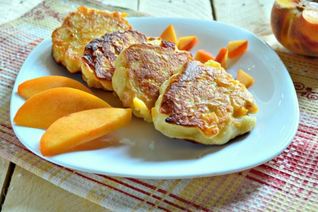 Сырники с персиками