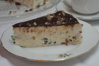 Творожник с орехами и изюмом