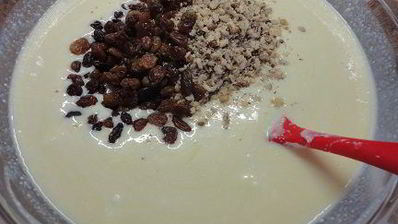 творожник с орехами и изюмом