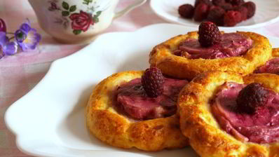 запеченные сырники с ягодно-кремовой начинкой