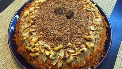 бисквитный торт с меренгой и арахисом