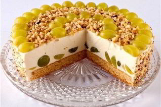 Изумрудный торт с виноградом и фундуком