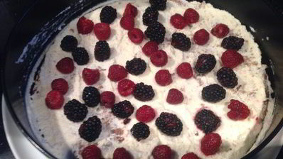 шоколадный торт с ежевикой и малиной