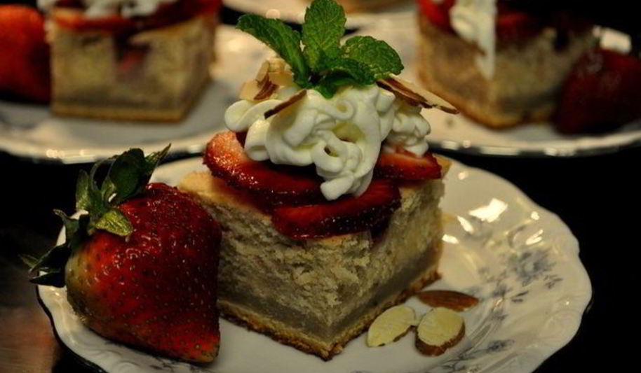 Рецепт слоеного торта с клубничной начинкой и кремом амаретто