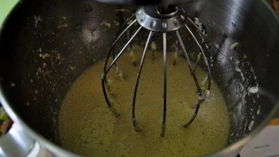 слоеный торт с клубничной начинкой и кремом амаретто