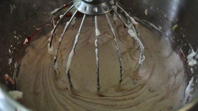 слоеный торт с клубничной начинкой и кремом амаретто